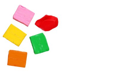 Beyaz arkaplanda renkli plastik kil.