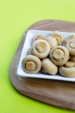 Salamura mantar. Konserve şampiyon mantarları.