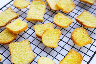 Çıtır tereyağı ve şekerli ekmek.