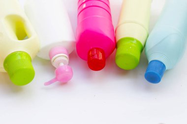 Plastik şişeler, teneke kutular, plastik atık