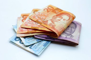 Filipin parası, beyaz arkaplanda banknotlar.