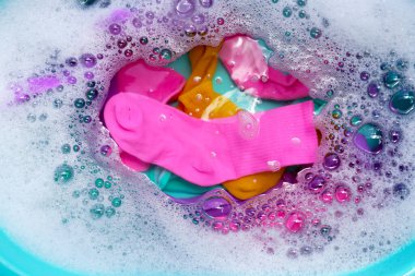 Kirli çorapları sabunlu su leğeninde temizliyorum.