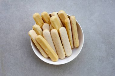 Sünger parmak kurabiyeleri, İtalyan Savoiardi bisküvisi.