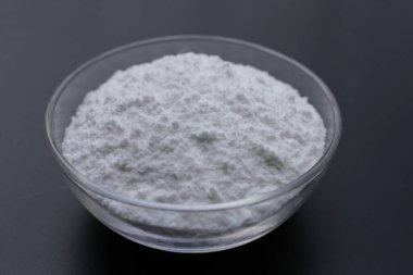 Bir kase kabartma tozu, sodyum bikarbonat tozu.