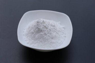 Bir kase kabartma tozu, sodyum bikarbonat tozu.