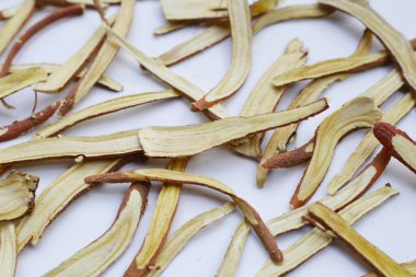 Meyan kökü beyaz arkaplanda dilimlenmiş..