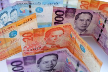 Filipin parası, beyaz arkaplanda banknotlar.