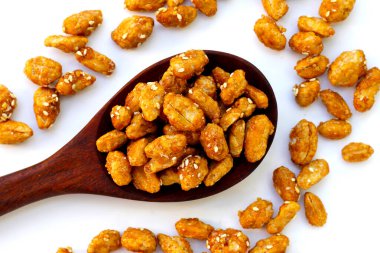 Susamlı karamelli fıstık, şekerli fıstık.