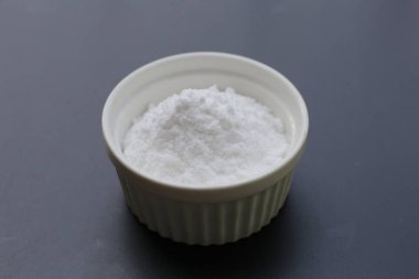 Bir kase kabartma tozu, sodyum bikarbonat tozu.