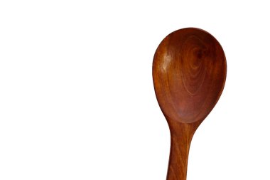 Beyaz arkaplanda tahta kaşık.