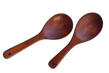 Beyaz arkaplanda tahta kaşık.