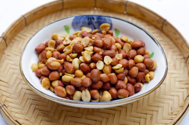 Kırmızı derili fıstık kavrulmuş tuzlu, fıstıklı aperatif.