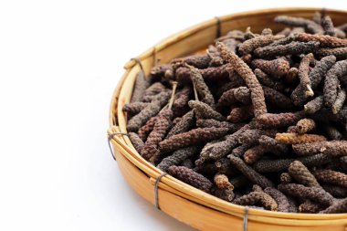 Kurutulmuş uzun biber ya da Hint biberi.