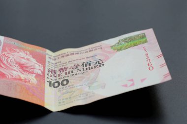 Hong Kong parası, karanlık arka planda banknotlar..
