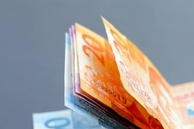 Filipin parası, karanlık arka planda banknotlar.