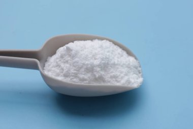 Bir kase kabartma tozu, sodyum bikarbonat tozu.