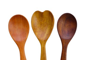 Beyaz arkaplanda tahta kaşık.