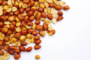 Kırmızı derili fıstık kavrulmuş tuzlu, fıstıklı aperatif.
