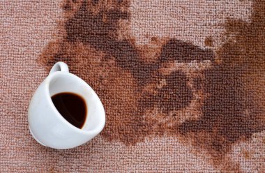 Kahve halıya döküldü.