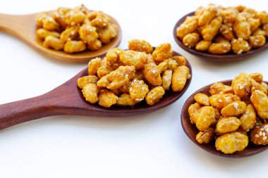 Susamlı karamelli fıstık, şekerli fıstık.