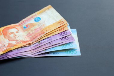 Filipin parası, karanlık arka planda banknotlar.