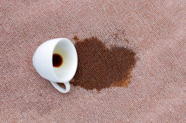 Kahve halıya döküldü.