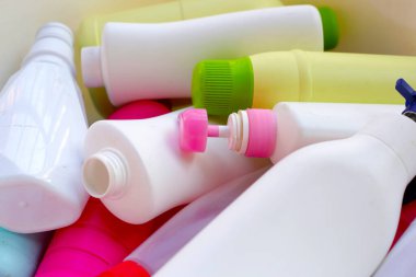 Plastik şişeler, teneke kutular, plastik atık