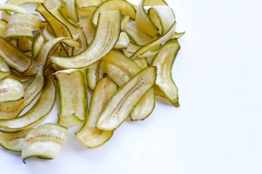 Muz cipsi, kızarmış muz, yeşil kabuklu.
