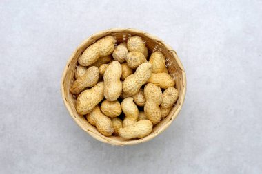 Gri arka planda kavrulmuş fıstık..