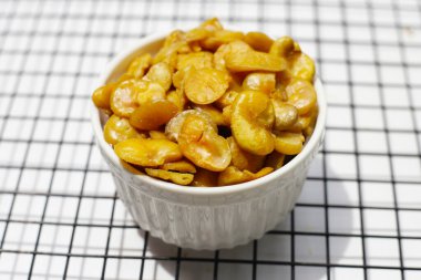 Kızarmış tuzlanmış geniş fasulye atıştırması.