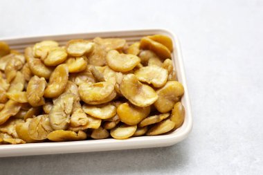 Kızarmış tuzlanmış geniş fasulye atıştırması.