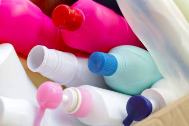 Plastik şişeler, teneke kutular, plastik atık