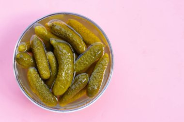 Lezzetli salatalık turşusu. Mayalanmış sebze