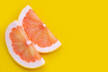  Sarı arka planda taze kırmızı greyfurt dilimleri