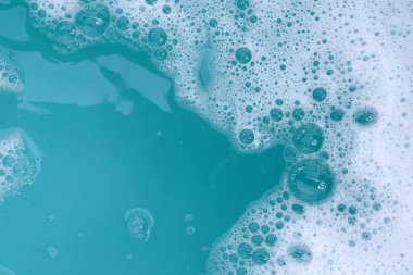 Deterjan köpüklü su. Mavi arkaplan, sabun suyu