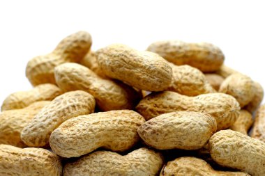 Beyaz arka planda kavrulmuş fıstık..