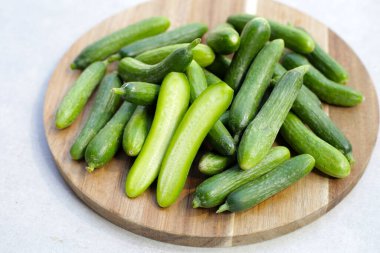 Beyaz arka planda mini salatalıklar.