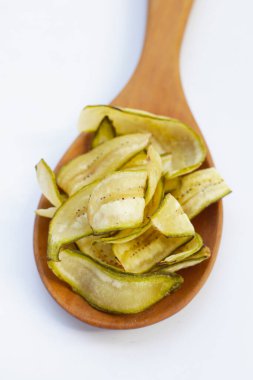 Muz cipsi, kızarmış muz, yeşil kabuklu.