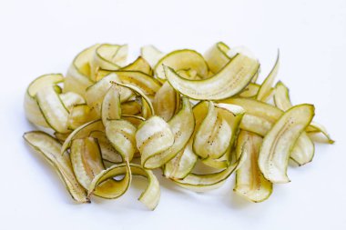 Muz cipsi, kızarmış muz, yeşil kabuklu.