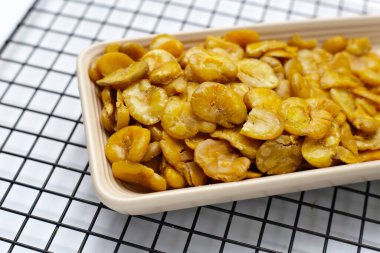 Kızarmış tuzlanmış geniş fasulye atıştırması.