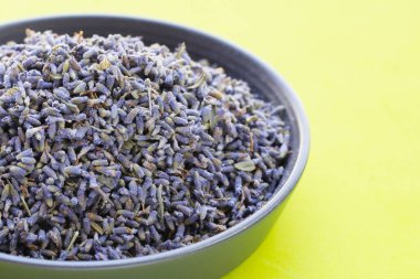 Bitki çayı demlemek için kurutulmuş lavanta tomurcukları.