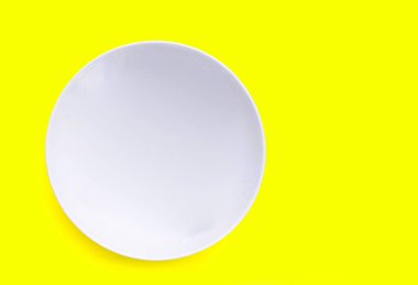 Sarı zemin üzerinde beyaz plaka