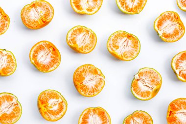 beyaz arkaplanda mandalina meyvesi.