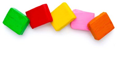 Beyaz arkaplanda renkli plastik kil.