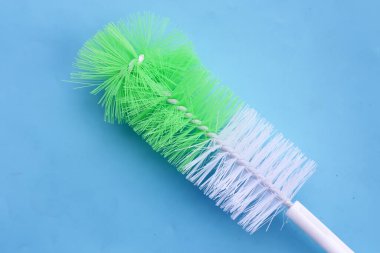 Mavi arka planda bebek şişesi için fırça.