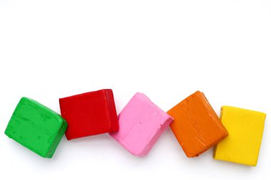 Beyaz arkaplanda renkli plastik kil.