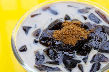 Kahverengi şekerli, sütlü otlu jöle, bitkisel tatlı. Mesona çingenesi.