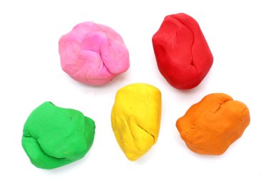 Beyaz arkaplanda renkli plastik kil.