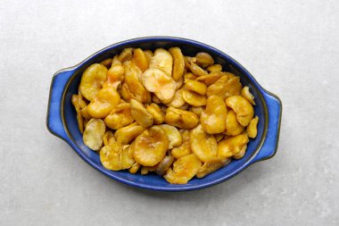 Kızarmış tuzlanmış geniş fasulye atıştırması.