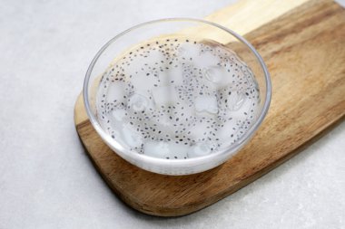 Pekmezli fesleğen tohumlu hindistan cevizi reçeli.